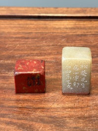 Een Chinese 'kippenbloed' spekstenen zegelstempel en een roodbruine jade zegelstempel, Qing