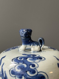 Deux vases en porcelaine de Chine monochrome et un vase couvert en bleu et blanc, 19&egrave;me