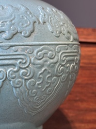 Een Chinese monochrome turquoise geglazuurde vaas met ruyi handgrepen, Qianlong merk, 19/20e eeuw