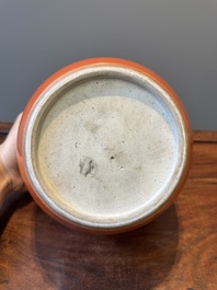 Pot de gingembre en porcelaine de Chine en rouge de corail monochrome au couvercle en bois, 18&egrave;me