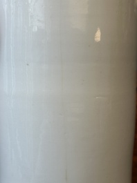 Vase en porcelaine blanche de Dehua &agrave; d&eacute;cor floral incis&eacute;, Chine, Kangxi