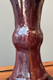 Vase de forme 'zun' en porcelaine de Chine &agrave; &eacute;mail flamb&eacute; au socle en bois, marque et &eacute;poque de Qianlong