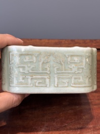 Bol de forme carr&eacute;e en porcelaine de Chine en c&eacute;ladon monochrome &agrave; d&eacute;cor dor&eacute; de dragon, marque et &eacute;poque de Daoguang