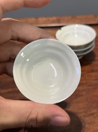 Six tasses et soucoupes et quatre couvercles en porcelaine de Chine famille rose de Canton &agrave; d&eacute;cor mandarin, Qianlong
