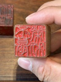 Een Chinese 'kippenbloed' spekstenen zegelstempel en een roodbruine jade zegelstempel, Qing