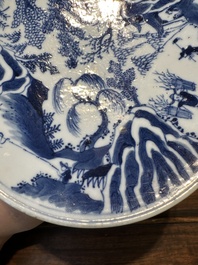 Paire de tazzas d'offrande en porcelaine de Chine en bleu et blanc &agrave; d&eacute;cor de '漁樵耕讀圖', marque Zhu Jiang Ruo Ji 珠江若記, 19&egrave;me