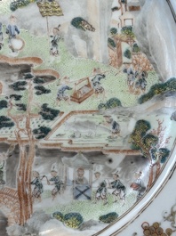 Rare assiette en porcelaine de Chine famille rose de Canton repr&eacute;sentant un fonctionnaire voyageant le long de la rivi&egrave;re des Perles, Qianlong