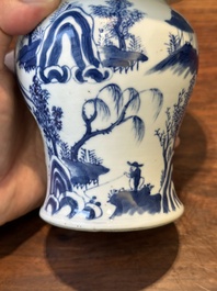 Paire de tazzas d'offrande en porcelaine de Chine en bleu et blanc &agrave; d&eacute;cor de '漁樵耕讀圖', marque Zhu Jiang Ruo Ji 珠江若記, 19&egrave;me