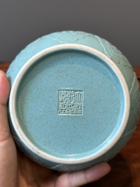 Een Chinese monochrome turquoise geglazuurde vaas met ruyi handgrepen, Qianlong merk, 19/20e eeuw