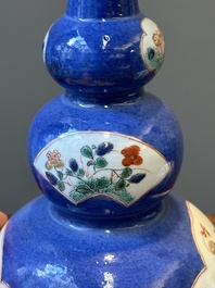 Paire de vases de forme triple gourde en porcelaine de Chine famille verte &agrave; fond bleu poudr&eacute; &agrave; d&eacute;cor d'antiquit&eacute;s, Kangxi