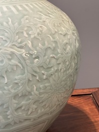 Een paar grote Chinese monochrome celadon geglazuurde flesvormige vazen met anhua lotusslingers, 19e eeuw