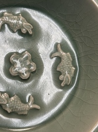 Assiette en porcelaine de Chine en c&eacute;ladon de Longquan figurant quatre carpes, Yuan ou post&eacute;rieur