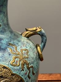 Vase de forme 'hu' en porcelaine de Chine aux &eacute;maux imitant le bronze et 'robin's egg', marque de Qianlong, 19&egrave;me