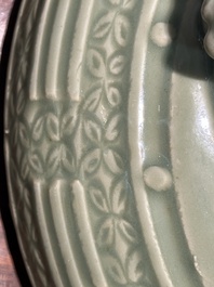 Een groot Chinees Longquan celadon wierookvat met trigrammen op drie poten en houten sokkel, Ming