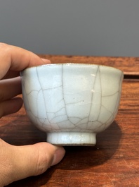 Tasse &agrave; th&eacute; en porcelaine de Chine de type ge &agrave; &eacute;mail craquel&eacute;, 19&egrave;me