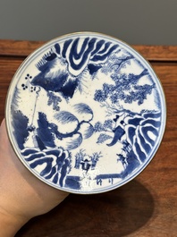 Een paar zeldzame Chinese blauw-witte offertazza's met 'visser, houthakker, boer en geleerde 漁樵耕讀圖' decor, Zhu Jiang Ruo Ji 珠江若記 merk, 19e eeuw