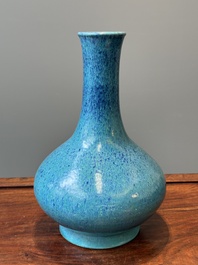 Vase de forme bouteille en porcelaine de Chine &agrave; &eacute;mail &oelig;uf de rouge-gorge, 19&egrave;me