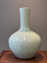 Een paar grote Chinese monochrome celadon geglazuurde flesvormige vazen met anhua lotusslingers, 19e eeuw