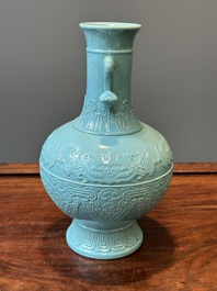 Een Chinese monochrome turquoise geglazuurde vaas met ruyi handgrepen, Qianlong merk, 19/20e eeuw