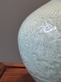 Een paar grote Chinese monochrome celadon geglazuurde flesvormige vazen met anhua lotusslingers, 19e eeuw