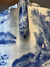 Een Chinese blauw-witte theepot met landschapsdecor en een schotel met kostbaarheden, 19e eeuw