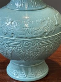 Een Chinese monochrome turquoise geglazuurde vaas met ruyi handgrepen, Qianlong merk, 19/20e eeuw