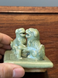 Een rechthoekig Chinees Longquan celadon wierookvat en deksel op houten sokkel, Ming