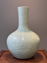 Een paar grote Chinese monochrome celadon geglazuurde flesvormige vazen met anhua lotusslingers, 19e eeuw