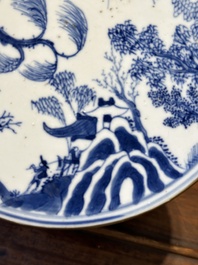 Een paar zeldzame Chinese blauw-witte offertazza's met 'visser, houthakker, boer en geleerde 漁樵耕讀圖' decor, Zhu Jiang Ruo Ji 珠江若記 merk, 19e eeuw