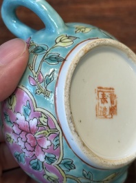 Th&eacute;i&egrave;re couverte en porcelaine de Chine famille rose pour le march&eacute; Straits ou Peranakan, 19&egrave;me