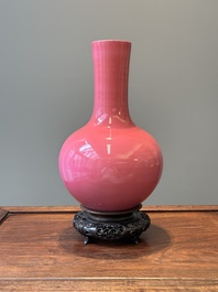 Vase de forme 'tianqiuping' en porcelaine de Chine en rouge de rubis monochrome avec socle en bois, marque de Yongzheng, 19/20&egrave;me