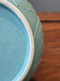 Een Chinese monochrome turquoise geglazuurde vaas met ruyi handgrepen, Qianlong merk, 19/20e eeuw