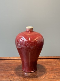 Een Chinese flamb&eacute; geglazuurde 'meiping' vaas, 18e eeuw