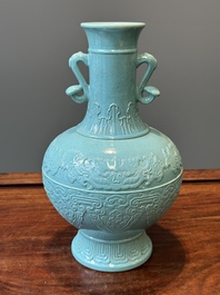 Een Chinese monochrome turquoise geglazuurde vaas met ruyi handgrepen, Qianlong merk, 19/20e eeuw