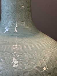 Een paar grote Chinese monochrome celadon geglazuurde flesvormige vazen met anhua lotusslingers, 19e eeuw