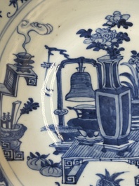 Une th&eacute;i&egrave;re en porcelaine de Chine en bleu et blanc &agrave; d&eacute;cor de paysage et un plat &agrave; d&eacute;cor des antiquit&eacute;s, 19&egrave;me