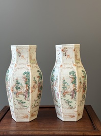 Paire de vases de forme hexagonale en porcelaine de Chine famille rose de Canton &agrave; d&eacute;cor mandarin, Qianlong