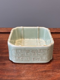 Een vierkante Chinese monochrome celadon geglazuurde kom met verguld drakendecor, Daoguang merk en periode