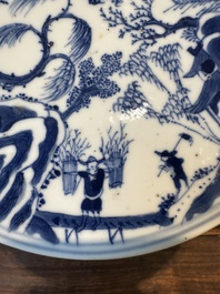 Paire de tazzas d'offrande en porcelaine de Chine en bleu et blanc &agrave; d&eacute;cor de '漁樵耕讀圖', marque Zhu Jiang Ruo Ji 珠江若記, 19&egrave;me