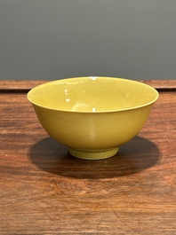 Paire de bols en porcelaine de Chine en jaune monochrome, marque de Yongzheng, 19&egrave;me