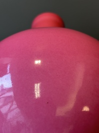 Vase de forme 'tianqiuping' en porcelaine de Chine en rouge de rubis monochrome avec socle en bois, marque de Yongzheng, 19/20&egrave;me
