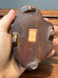 Lave-pinceaux en jade c&eacute;ladon sur socle en bois, Chine, 19/20&egrave;me