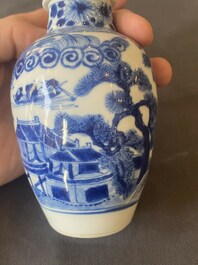 Vase couvert en porcelaine de Chine bleu et blanc &agrave; d&eacute;cor de p&ecirc;cheurs dans un paysage fluvial, marque de jade, Kangxi