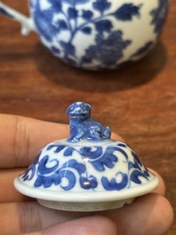 Pot &agrave; moutarde couvert en porcelaine de Chine en bleu et blanc &agrave; d&eacute;cor floral, Kangxi