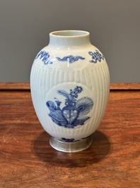 Een fijne Chinese blauw-witte pot met zilveren montuur, gesigneerd Bo Gu Zhai 博古斎, Jiajing merk, Kangxi