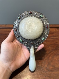 Een Chinese met witte jade gemonteerde en edelstenen ingelegde zilveren handspiegel, 19/20e eeuw