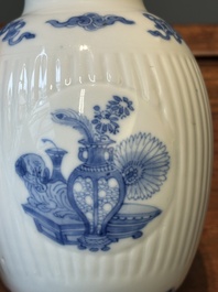 Beau pot en porcelaine de Chine en bleu et blanc &agrave; monture en argent, sign&eacute; Bo Gu Zhai 博古斎, marque Jiajing, Kangxi