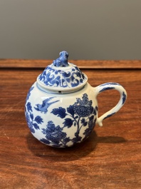 Pot &agrave; moutarde couvert en porcelaine de Chine en bleu et blanc &agrave; d&eacute;cor floral, Kangxi