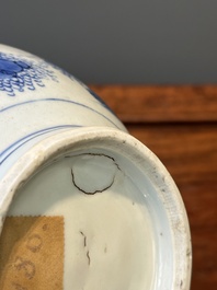 Vase de forme bouteille en porcelaine de Chine en bleu et blanc, &eacute;poque Transition