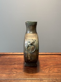 Een Chinees archa&iuml;sch bronzen vat, 'Bianhu', Han